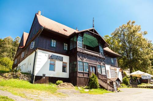 Mala Moravka House | Penzion Na Rychtě: Pet-Friendly Stay with Breakfast Included