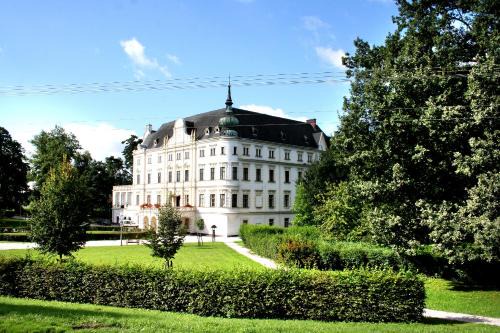 Bartosovice House | Cozy Stay at Penzion na zámku with Family-Friendly Amenities