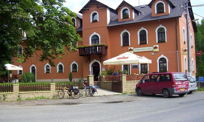 Medonosy House | Pet-Friendly Penzion U červených vrat with Restaurant & Fireplace