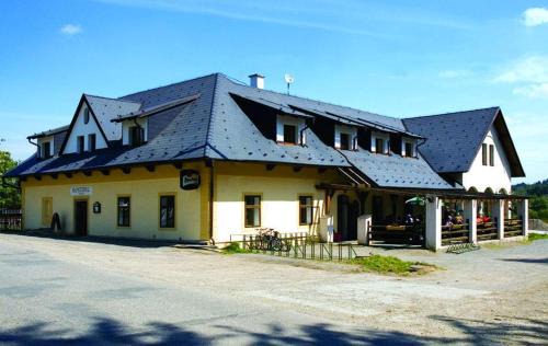 Milovy House | Cozy Penzion U Šlechtů: Pet-Friendly with Hot Tub Access