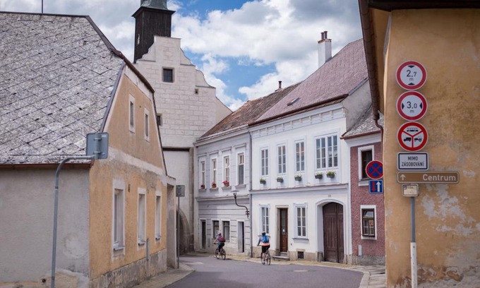 Slavonice House | Pet-Friendly Penzion U Dačické brány with Breakfast Included