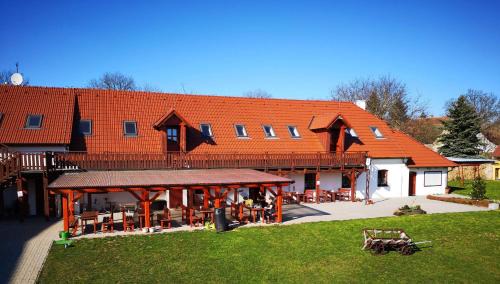 Chotoviny Hotel | Welcoming Penzion U Farmáře: Oceanfront Retreat with Pool