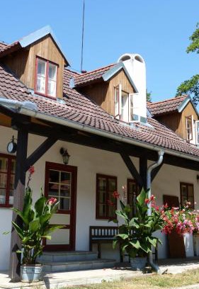 Pistina House | Pet-Friendly Penzion U Houšků with Oceanfront Pool & Spa
