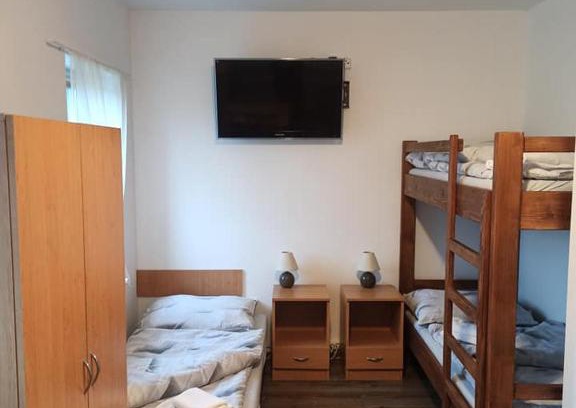 Mladosovice Apartment | Cozy Penzion U Kmotra: Family-Friendly with Pool Access