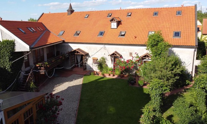 Stredokluky House | Family-Friendly Stay at Pension u Sv. Prokopa, Pets Welcome