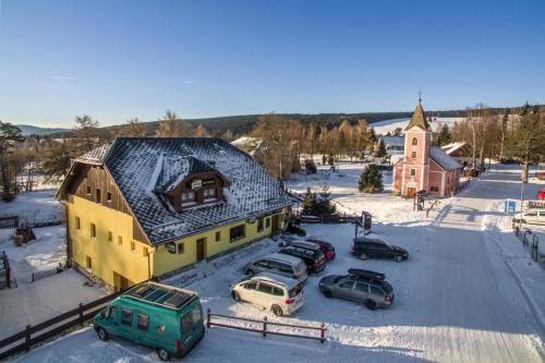 Nove Hute House | Discover Comfort at Penzion U Zpěváků with Pool & Dining