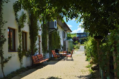Lipov House | Family-Friendly Stay at Penzion v rodinném vinařství Kadubcovi