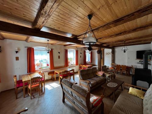 Nova Pec House | Cozy Penzion Za potokem: Pet-Friendly Retreat Awaits