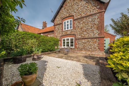 Helhoughton House | Pet-Friendly Retreat at Peony Cottage for Family Getaways