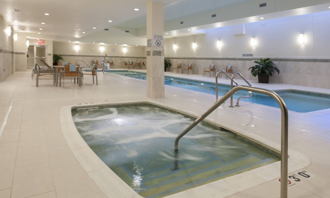 Peoria Hotel | Stylish Getaway at Peoria Marriott Pere Marquette