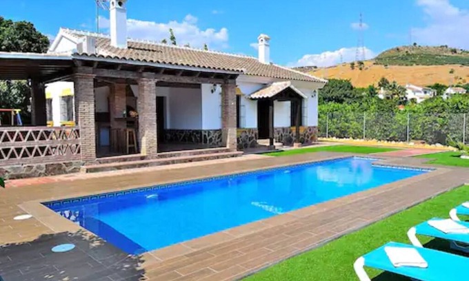 Alora Ski Chalet | Discover PEPE AND MARI HOUSE: Poolside Retreat Awaits