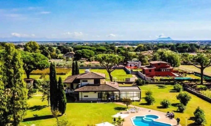 Nettuno Bed & Breakfast | Welcoming PepeRosa B&B: Pool, Breakfast & Family Fun