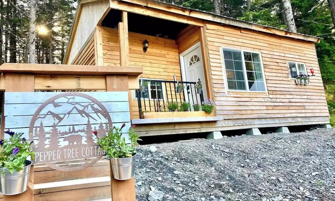 Bear Creek Cottage | Cozy Pepper Tree Cottage with Breakfast and Spa Amenities
