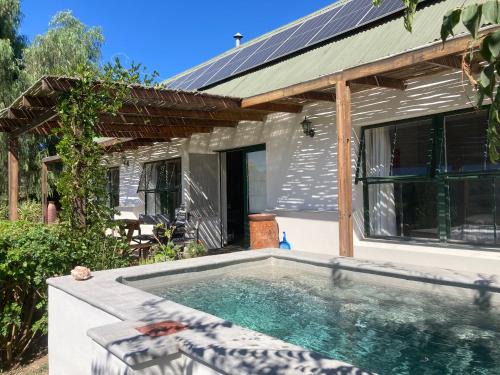 De Rust House | Kid-Friendly Pepper Tree Cottage with Wheelchair Access