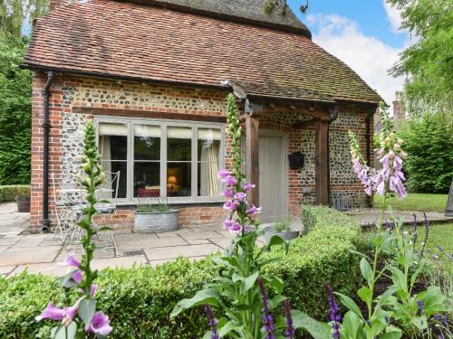 Alresford House | Experience Elegance at Peppercorn Cottage - 5 Star Retreat