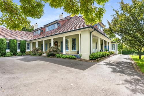 Sutton Forest Resort | Elegant Peppers Manor House: Family-Friendly with Pool