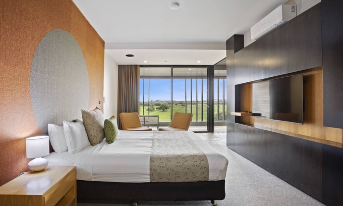 Fingal Hotel | Relax at Peppers Moonah Links Resort with Pool & Hot Tub