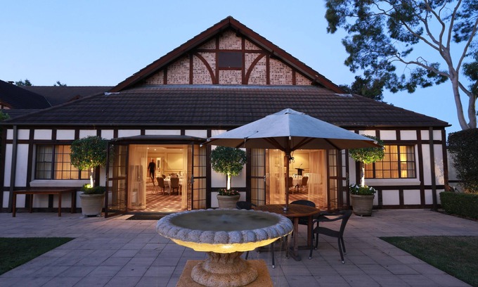 Castle Hill Hotel | Relax at Peppers The Hills Lodge: 4-Star Retreat with Spa