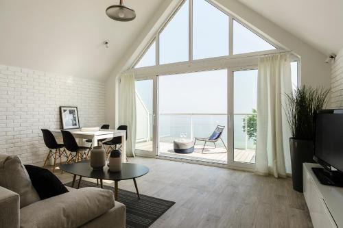Mechelinki Apartment | Oceanfront Perła Klifu: 4-Star Stay with Ocean Views