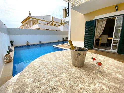 Pera Villa | Elegant Pêra Villa with Pool for Family Getaways
