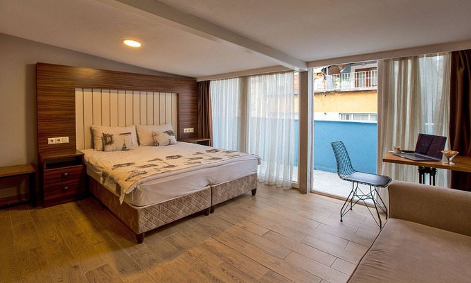 Taksim Hotel | Cozy Pera Sultan Suite: Family-Friendly with Breakfast & Kitchen