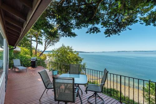 Camano Island House | Inviting Breezy Point Hideout with Hot Tub and Pet-Friendly