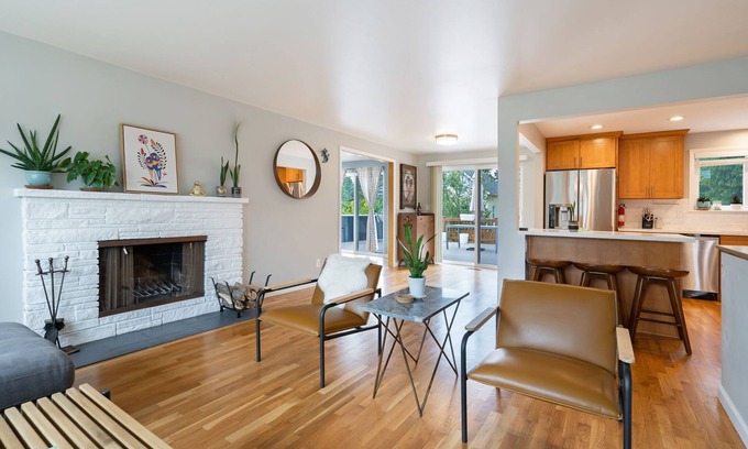 Shoreline House | Modern 3BR Apartment in Shoreline for Family Gatherings