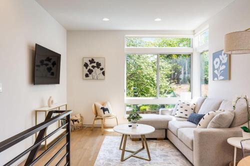 East Queen Anne House | Nob Hill Charm: A Premier 4-Star Getaway Awaits
