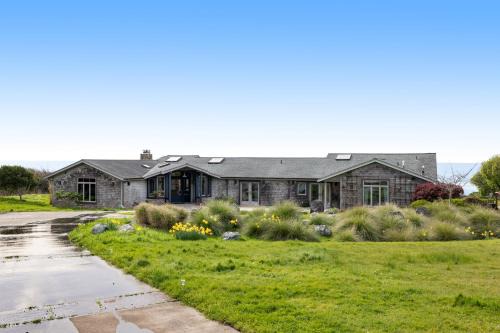 Mendocino House | Oceanfront Bliss at Perched on the Bluff - Studio Cottage