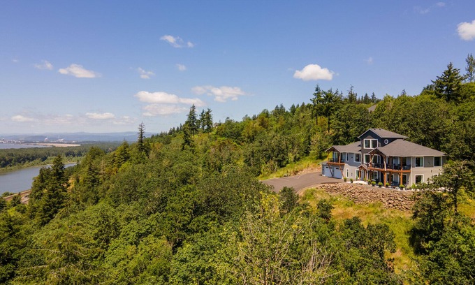 Carrolls Cabin | Unforgettable River Views with Spa & Hot Tub Access