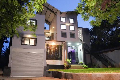 New Town Bed & Breakfast | Discover PEREGRINE Villa: Pet-Friendly with Breakfast & Kids' Fun