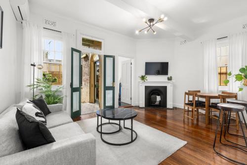 Millers Point Apartment | Inviting 2BR Harbour View Apartment for Families