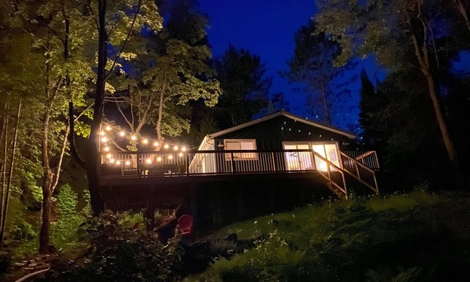 Dunchurch Cottage | Delightful Year-Round Cottage with Lake View & Pool