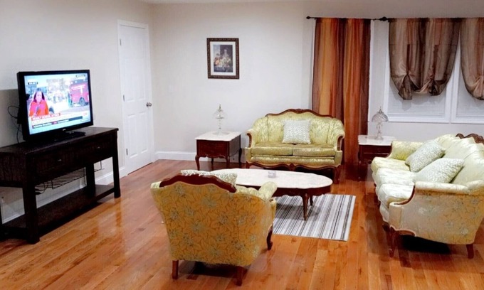 Mount Pleasant Apartment | Perfect, Apartment with Queen Bed Suite with Washer-Dryer & Free Parking