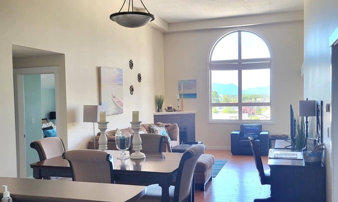 East Kootenay Condo | Ideal Beach & Mountain Retreat with Oceanfront Views