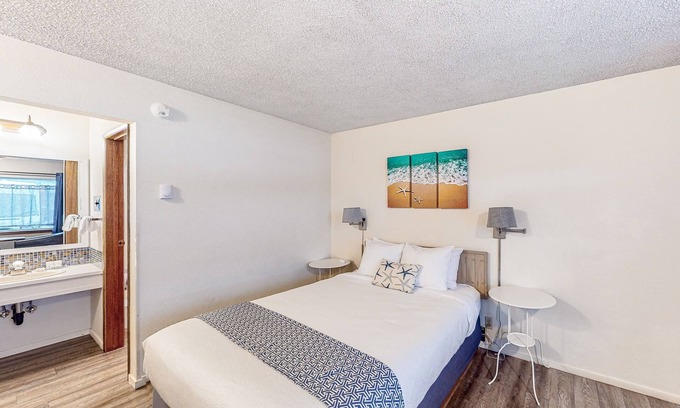 Bandon House | Beachfront Retreat with Fast WiFi & Ocean Views