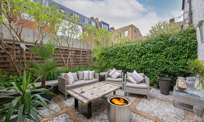 Battersea House | Charming British Mews Home with Spa and Hot Tub