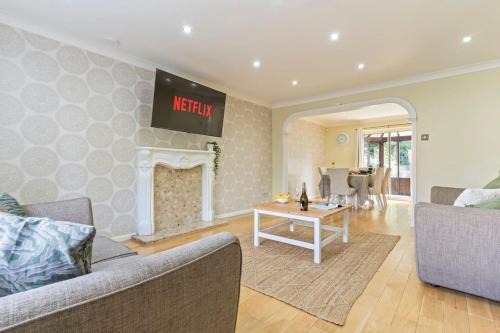 Solihull House | Ideal Contractor Retreat - Accommodates 6 with Free Parking