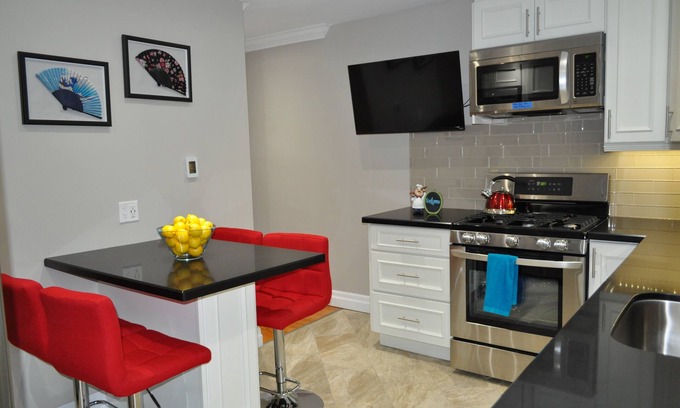 Alexandra Park Apartment | Ideal Downtown Toronto Stay - Family-Friendly & Near CN Tower
