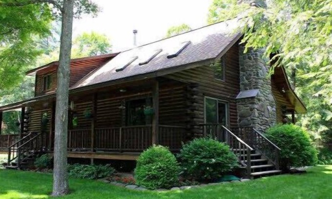 Lake Hill House | Tranquil Log House Retreat by Creek with Waterfalls