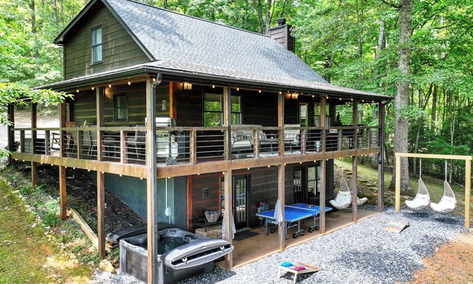 Blue Ridge Cabin | Perfect Fall Getaway w/Amenities Galore! Frisbee Golf - Gym - Ping Pong - Creek