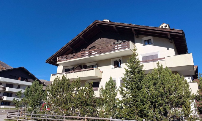 Celerina-Schlarigna Apartment | Family-Friendly Apartment with Pool in a Serene Location
