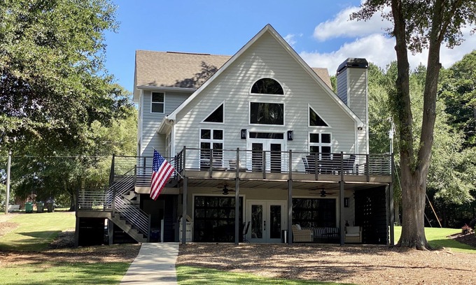 Reed Creek House | Family-Friendly Lakeside Retreat with Pickleball & Docks