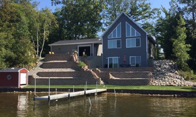 Long Lake Cottage | Ideal Family Getaway by Long Lake with Pool & Kitchen