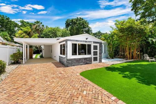 Croissant Park House | Prime FLL Location with Putting Green and Family-Friendly Atmosphere