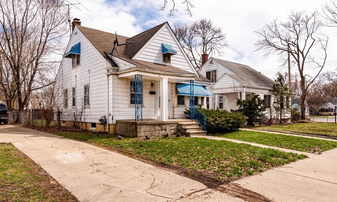 Detroit House | Ideal Retreat for Extended Stays with Dining & Family Amenities