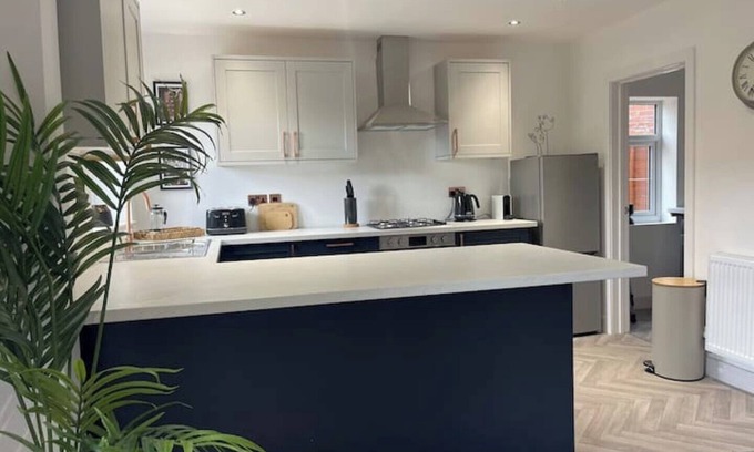Brierley Hill House | Ideal Contractor Stay with On-Site Parking & Great Amenities