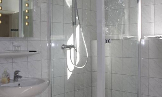 Neuwerk Hotel | Perfect for craftsmen: affordable double room near the highway