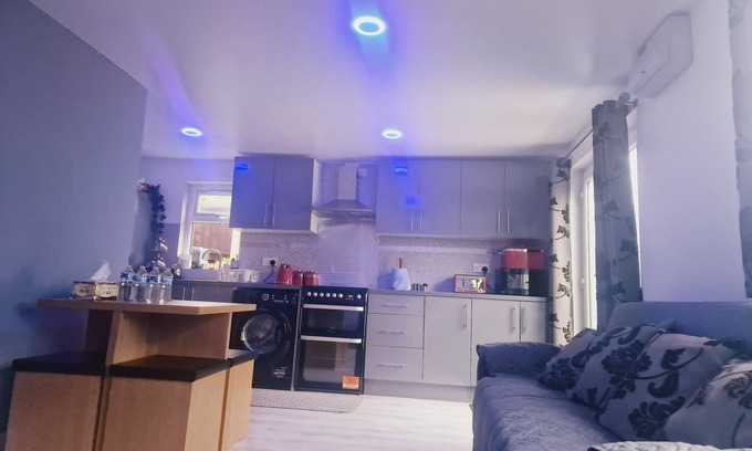 Seisdon Apartment | Ideal Stay for Exploring Birmingham with Family Amenities