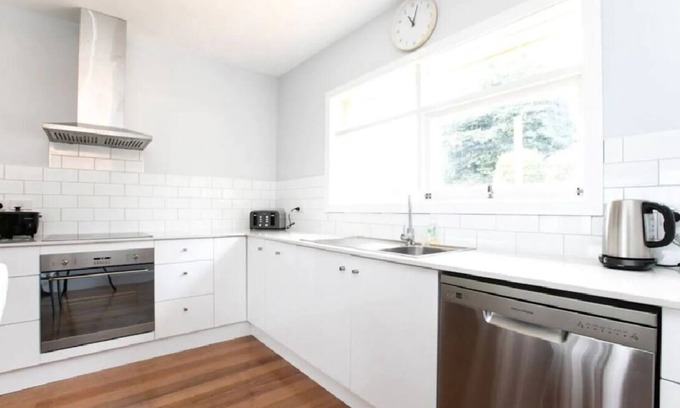 Newstead House | Ideal Retreat for Families & Groups: Wi-Fi and Scenic Views